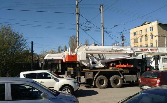 В Симферополе столкнулись троллейбус и автокран (фото, видео)